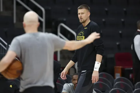 Kristaps Porzingis de retour… pour voir le staff médical des Warriors