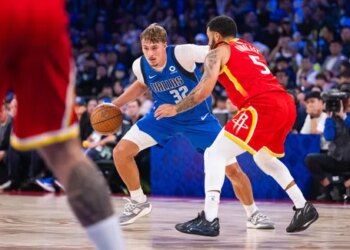 Kyrie Irving et Cooper Flagg ont le dernier mot face aux Rockets