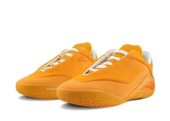 La SHAI 001 « Lace Up OX » passe à l’orange