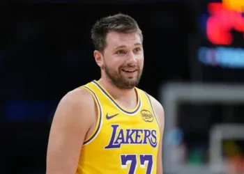 Les Lakers new-look s’amusent avec les Kings