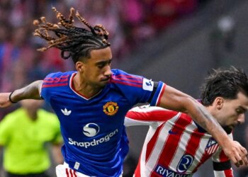 Manchester United coule, Leny Yoro voit rouge
