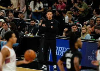 Mitch Johnson hausse le ton face au manque de sérieux des Spurs