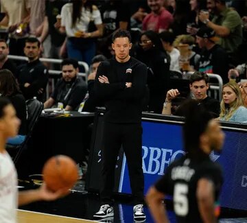 Mitch Johnson hausse le ton face au manque de sérieux des Spurs