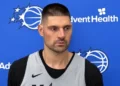 Nikola Vucevic trouve que le maillot du Magic lui va toujours aussi bien