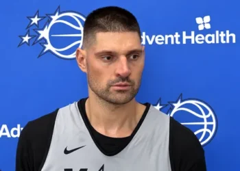 Nikola Vucevic trouve que le maillot du Magic lui va toujours aussi bien