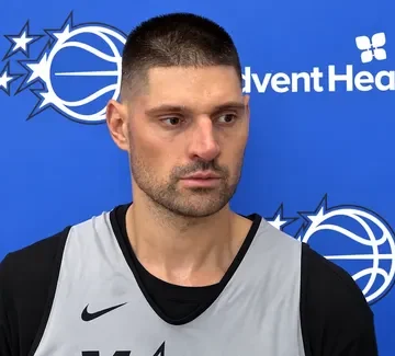 Nikola Vucevic trouve que le maillot du Magic lui va toujours aussi bien