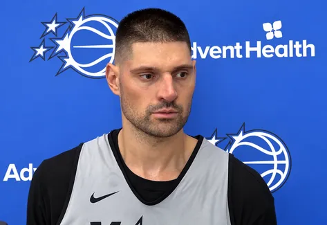 Nikola Vucevic trouve que le maillot du Magic lui va toujours aussi bien