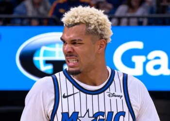 Noah Penda contre son propre dunk… avec la tête !
