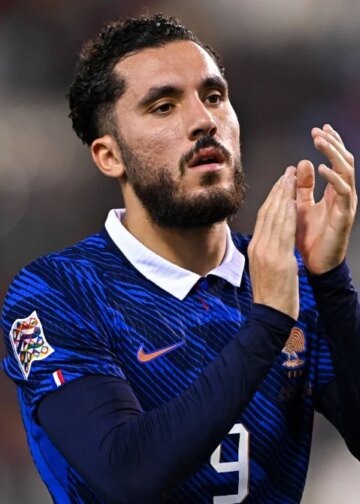 Rayan Cherki poussé sur le banc