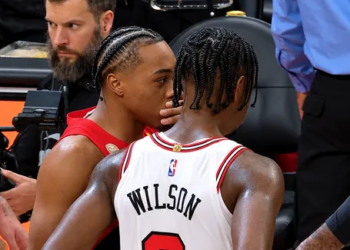 Scottie Barnes réconforte Caleb Wilson après ses débuts cauchemardesques