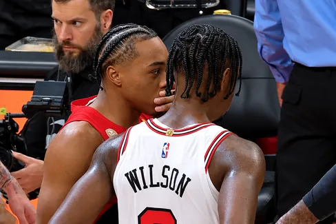 Scottie Barnes réconforte Caleb Wilson après ses débuts cauchemardesques