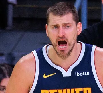 Si des fans des Nuggets sont mécontents, Nikola Jokic leur conseille de rester chez eux !