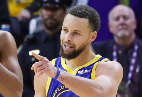 Stephen Curry égale LeBron James et défie aussi le temps
