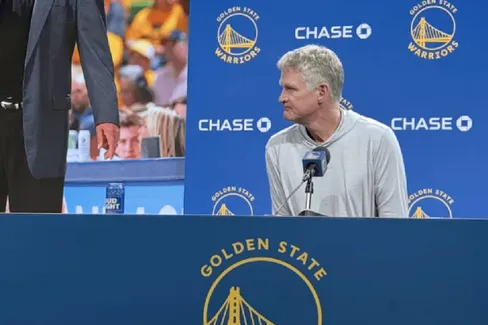 Steve Kerr trinque à la mémoire de Don Nelson