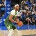 Une première victoire arrachée en défense pour les Bucks
