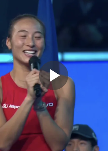 Vidéos, WTA > Titrée chez elle, sur le WTA 1000 de Pékin, Qinwen Zheng improvise un karaoké sur le court