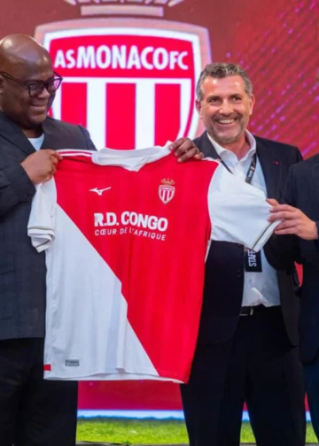 Félix-Antoine Tshisekedi Tshilombo reçoit un maillot de l