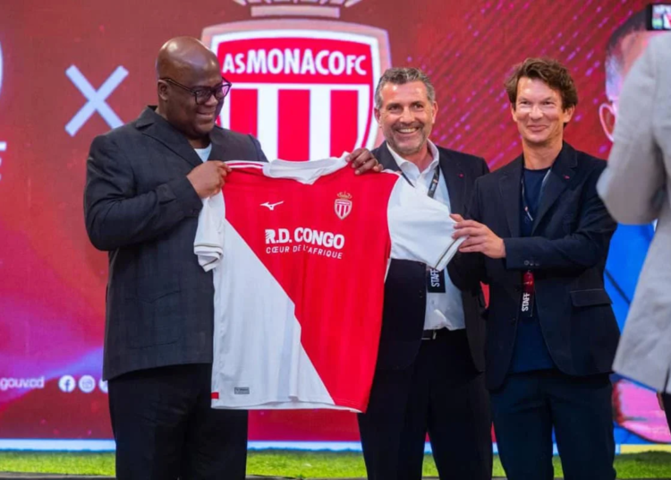 Félix-Antoine Tshisekedi Tshilombo reçoit un maillot de l